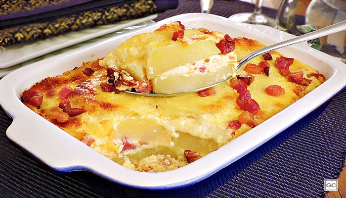 Batata Assada Bacon E Queijo Gratinado Para O Almoço Perfeito