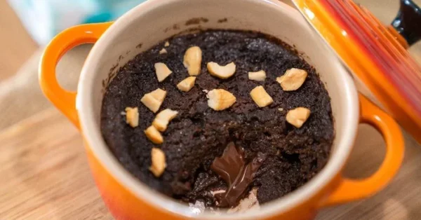 Brownie de Chocolate no Microondas Feito em 1 Minuto