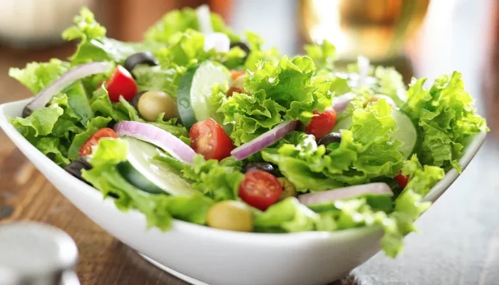 8 Receitas de Saladas Refrescantes e Nutritivas para Consumir no Calor