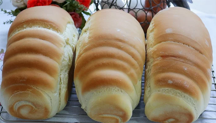 Pão Caseiro Fácil e Delicioso Com Feito Com Ingredientes Simples